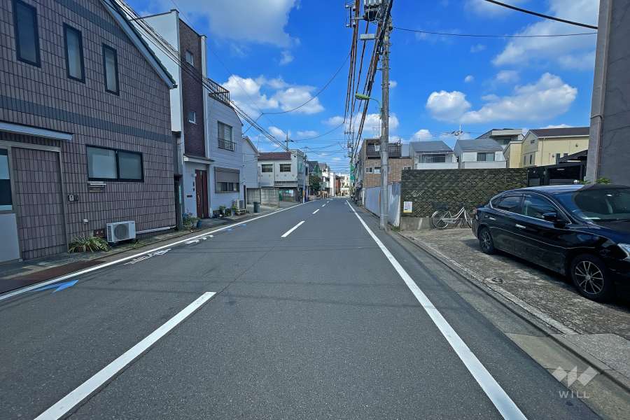 敷地西側の前面道路（南側から）