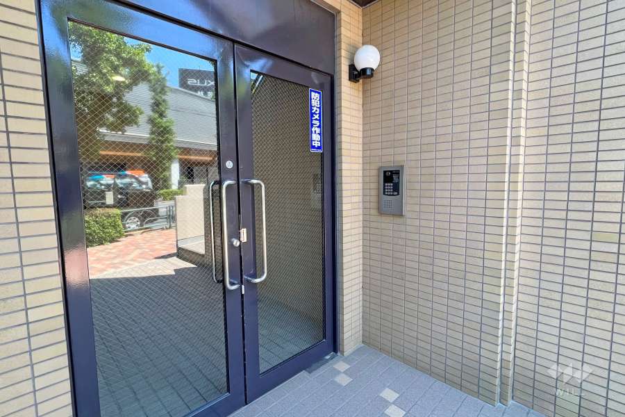 エントランスはオートロック付きです。