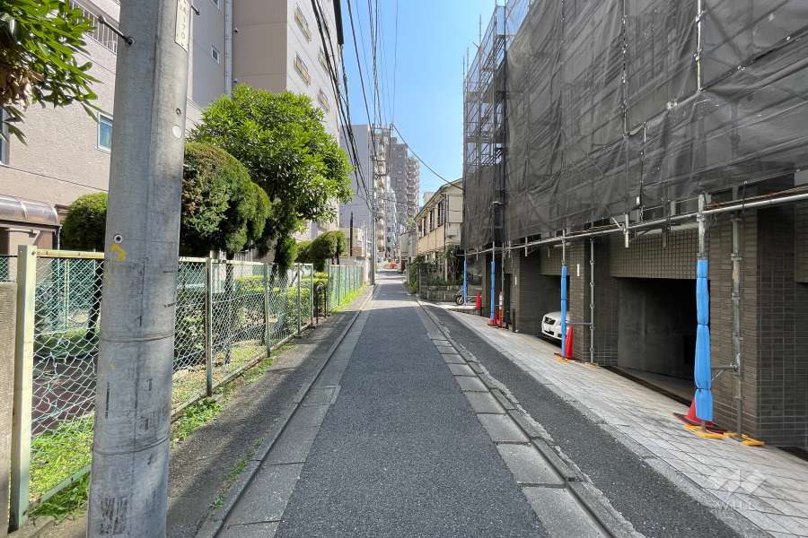 敷地北西側の前面道路（北東側から）