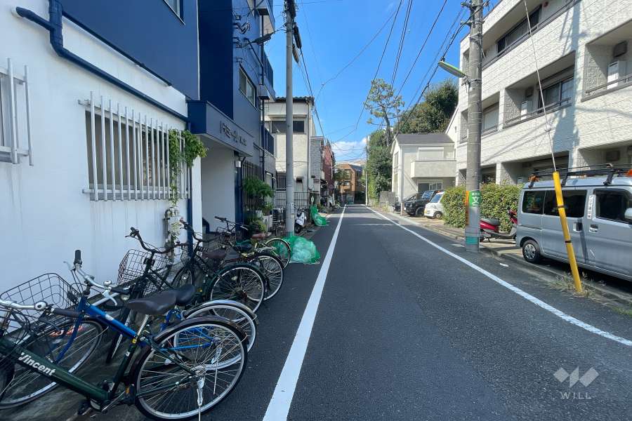 敷地北側の前面道路（東側から）