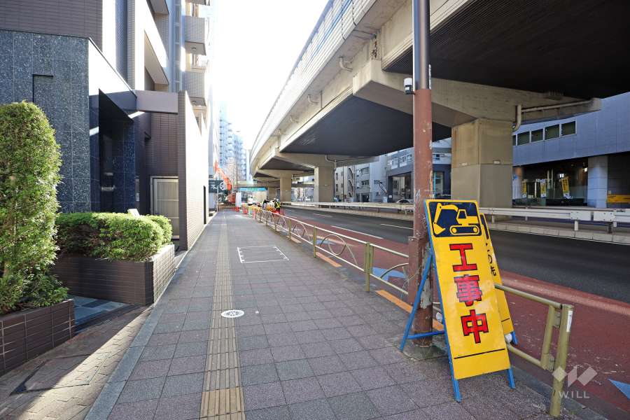 敷地西側の前面道路