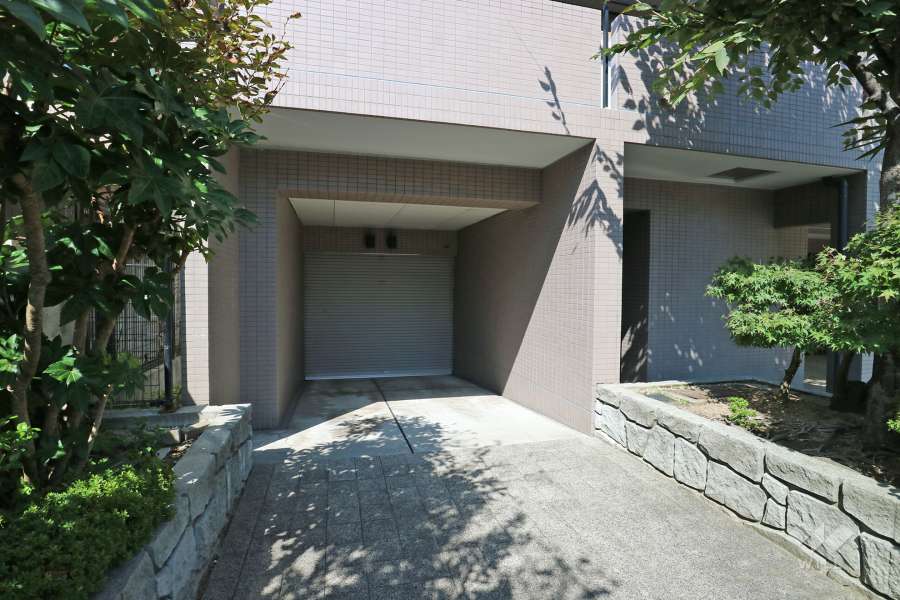 駐車場出入り口（シャッター付き）