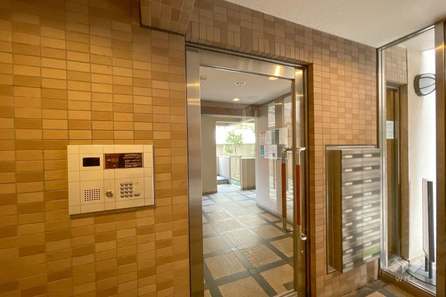 エントランスはオートロック付きです。　