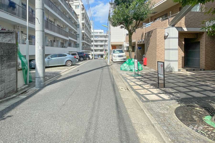 敷地西側の前面道路　