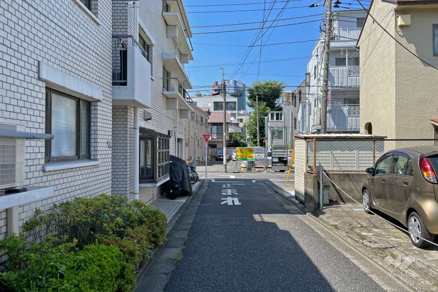 敷地東側の前面道路（南側から）