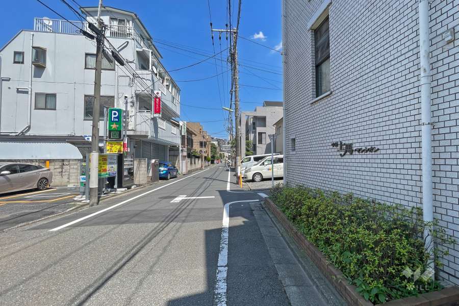 敷地北側の前面道路（西側から）