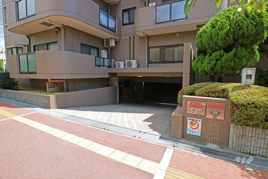 駐車場・駐輪場の出入り口（リングシャッター付き）