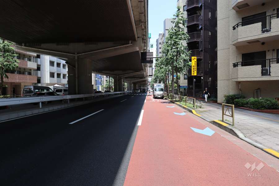 敷地北西側の前面道路（南西側から）