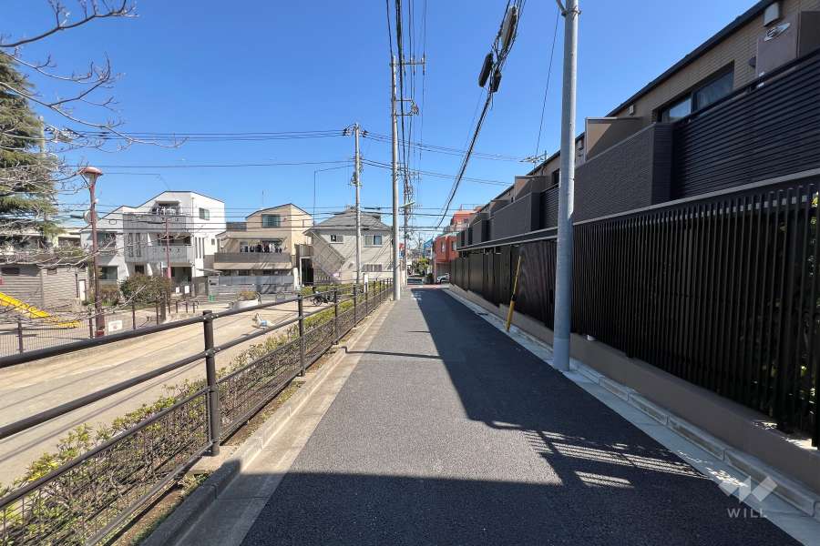 敷地北側の前面道路(西側から)