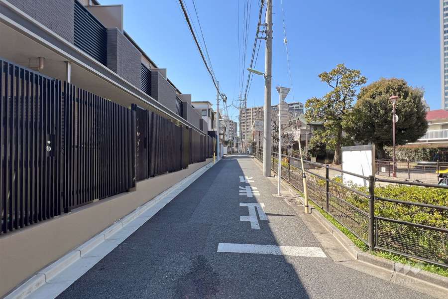 敷地北側の前面道路(東側から)