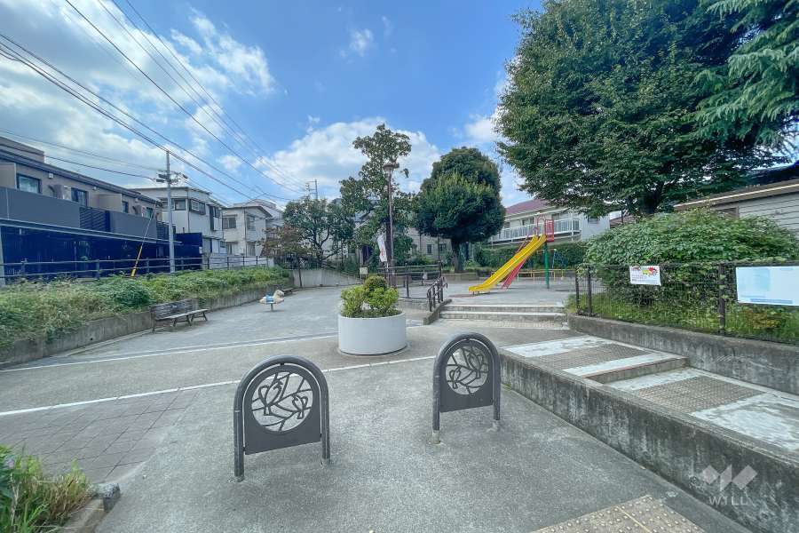 敷地北側に隣接する『世田谷区立上馬公園』