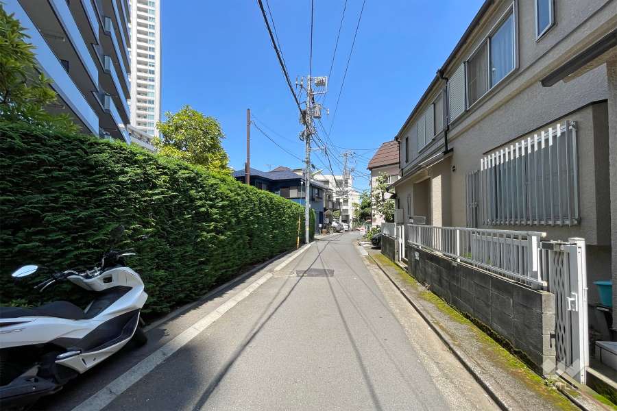 敷地南東側の前面道路