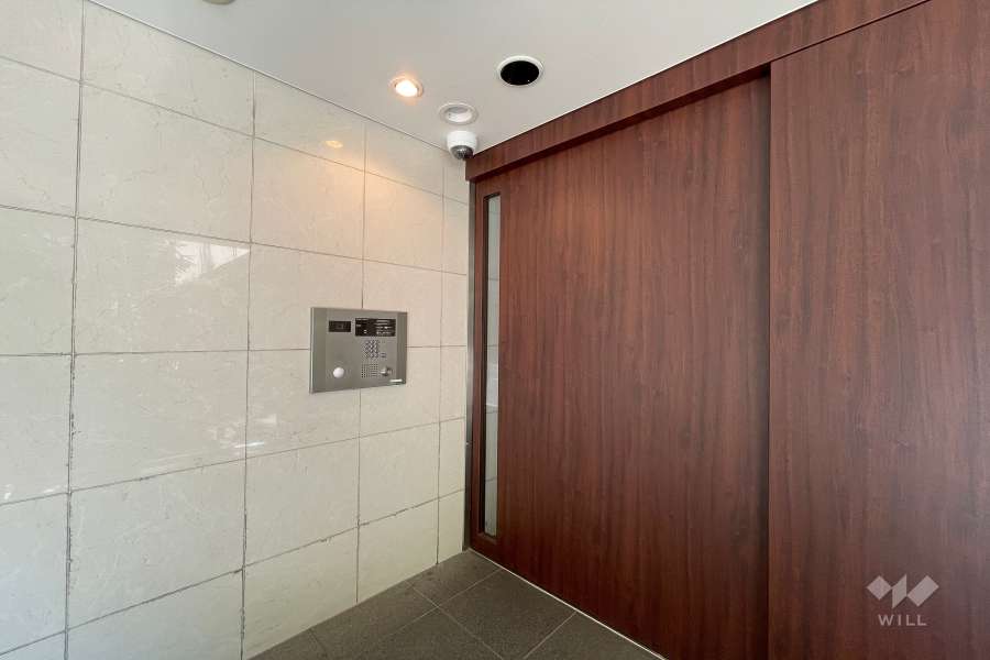 エントランスはオートロック付きです。