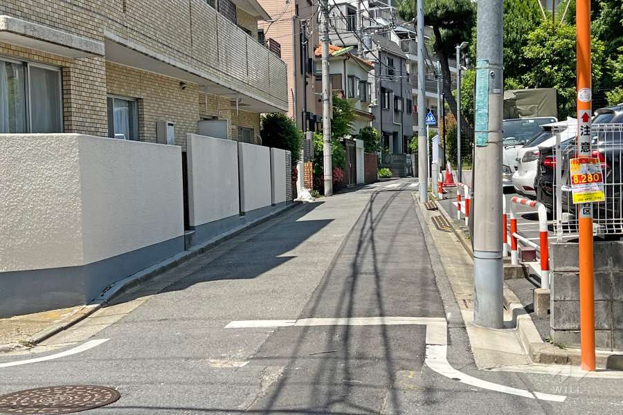 敷地東側の前面道路(南側から)