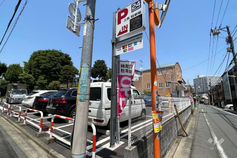 敷地の東側道路向いにあるコインパーキング
