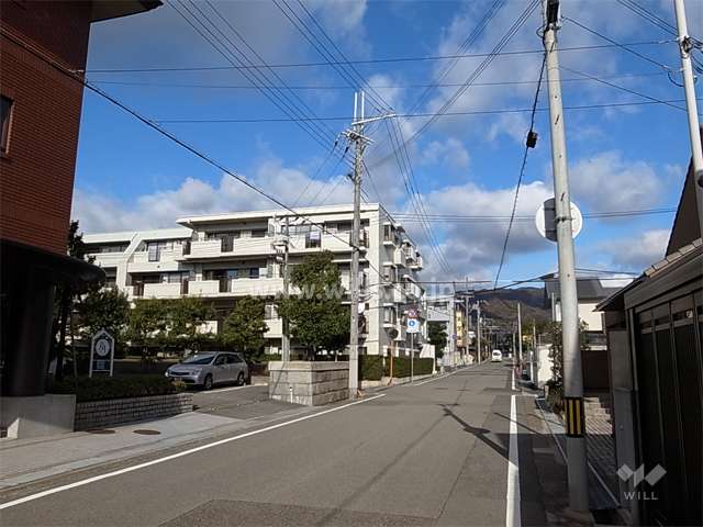 周辺はマンションと一戸建てが混在する住宅地。近くを芦屋川が流れています。