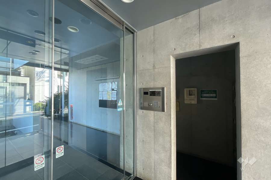 エントランスはオートロック付きです。