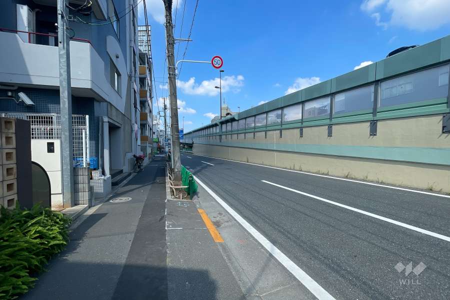 敷地東側の前面道路