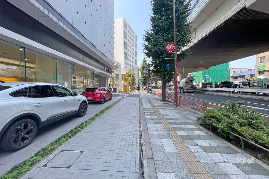 敷地北西側の前面道路（北東側から）