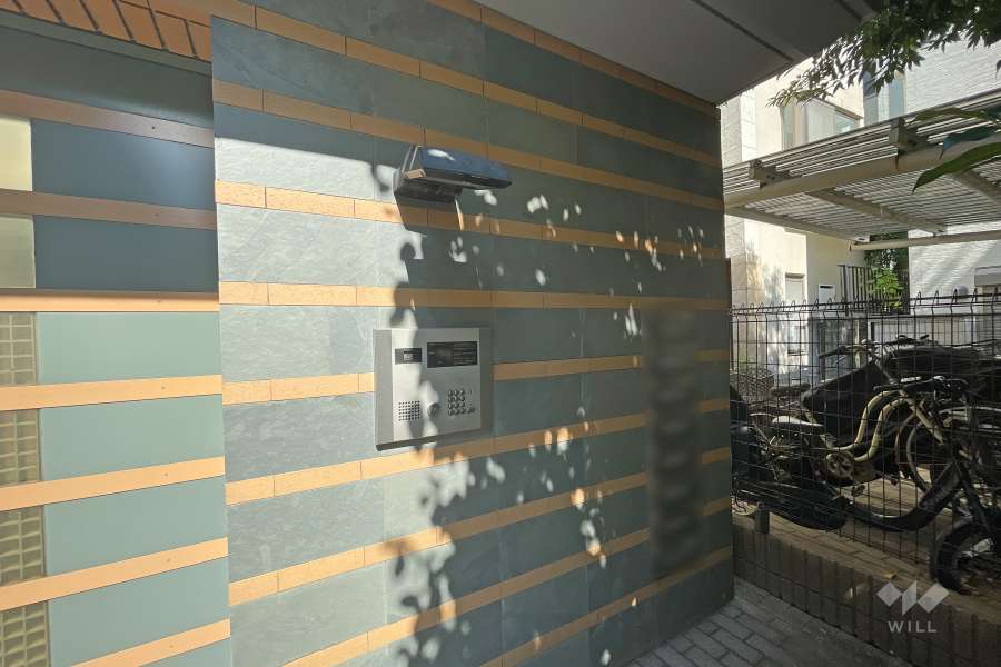 エントランスはオートロック付きです。