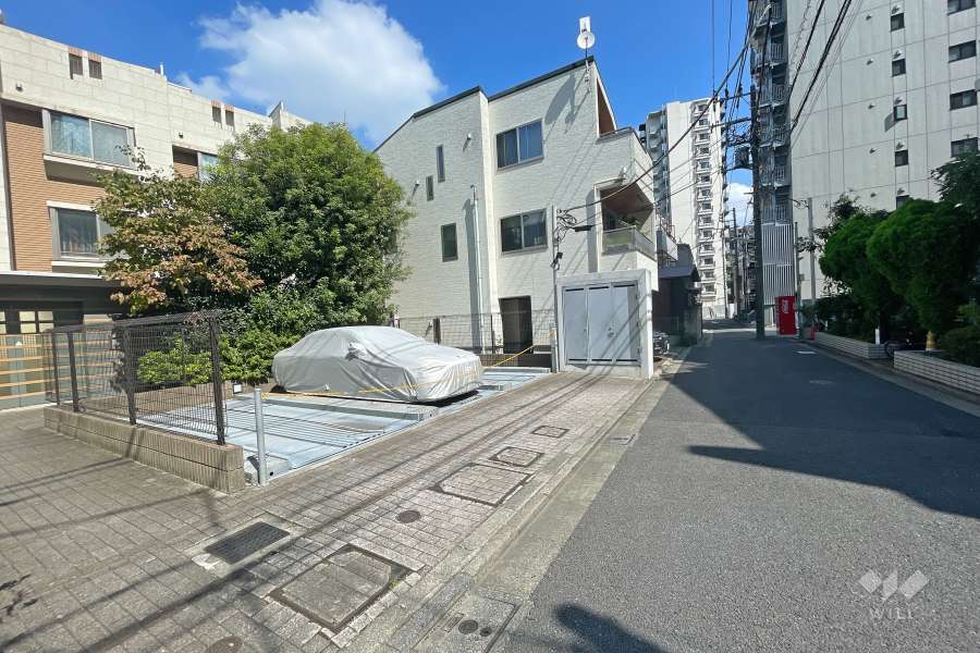 敷地南側の前面道路（西側から）