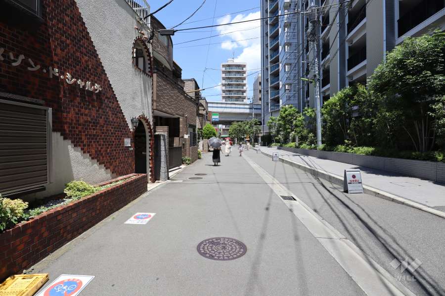 敷地東側の前面道路（南側から）