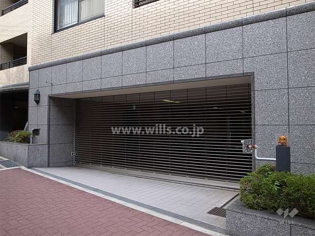 建物1階にある敷地内駐車場。入り口はリングシャッター付きです。