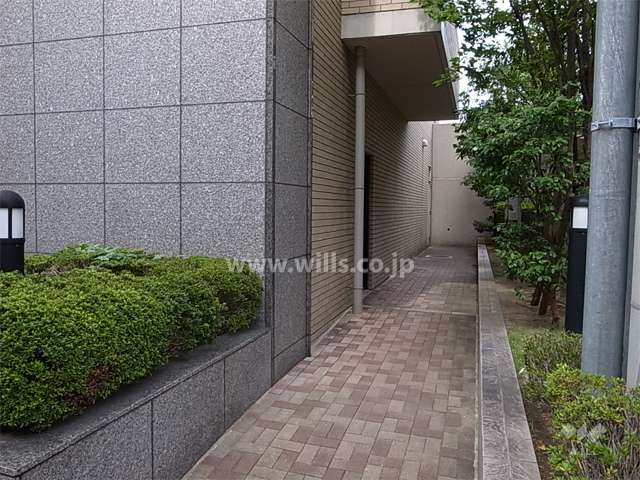 駐輪場入り口。屋内にあります。