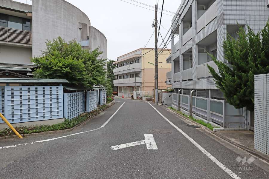 敷地北西側の前面道路（南側から）