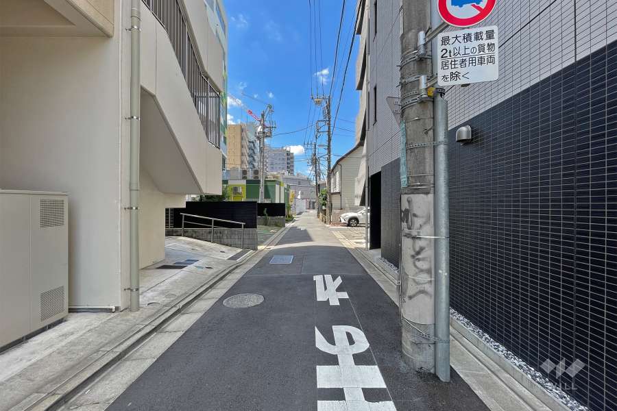 敷地南東側の前面道路（北東側から）