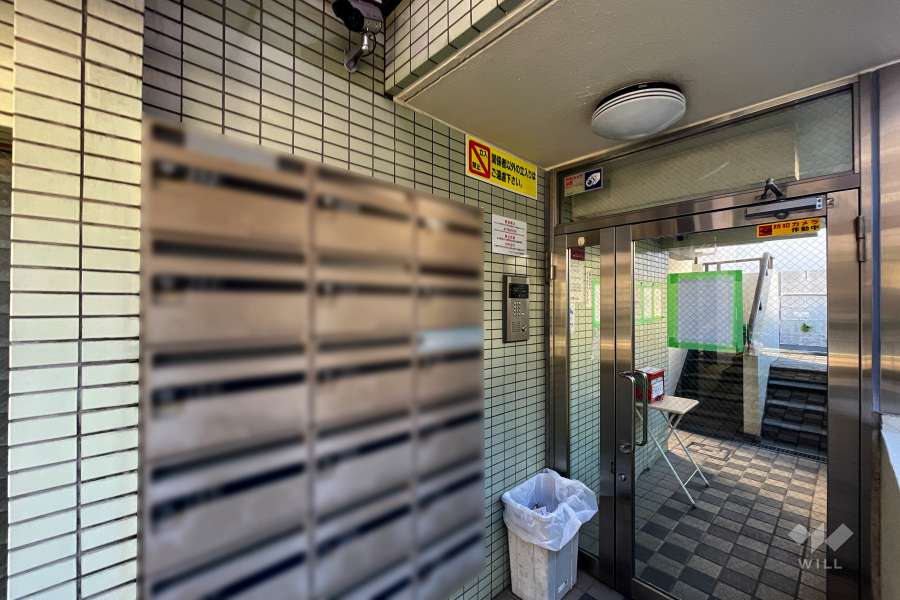 エントランスはオートロック付きです。