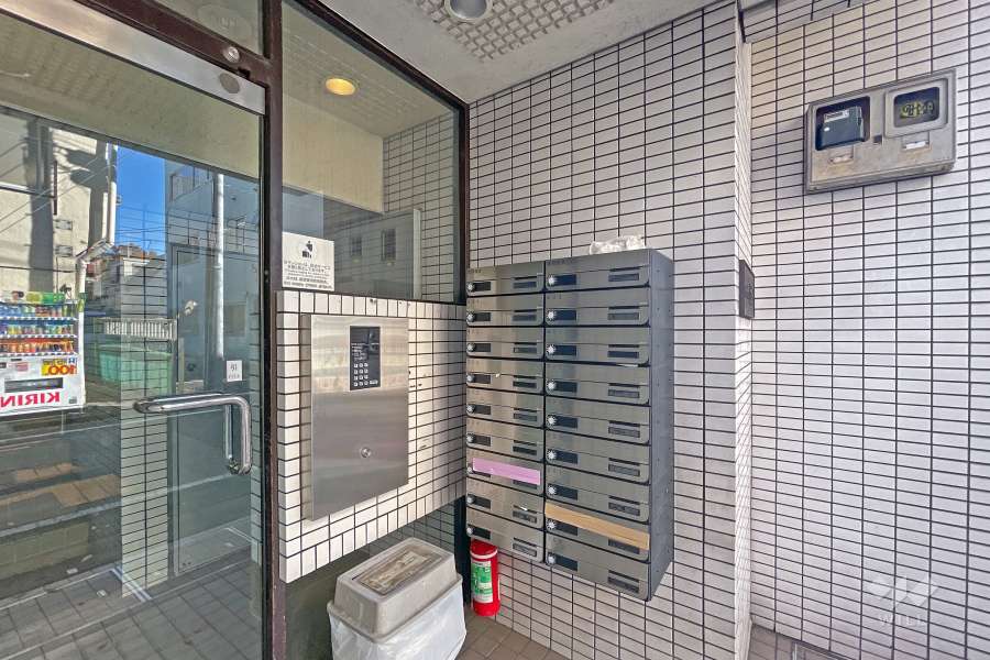 エントランスはオートロック付きです。