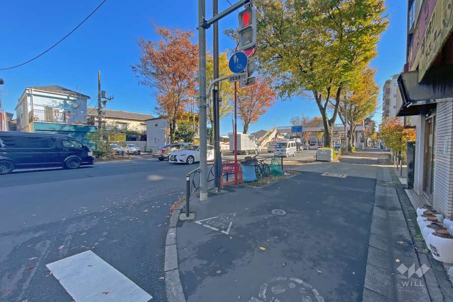 敷地北側の前面道路は国道20号です（西側から）。