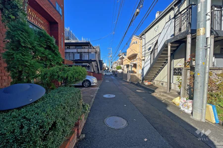 敷地北側の前面道路（西側から）