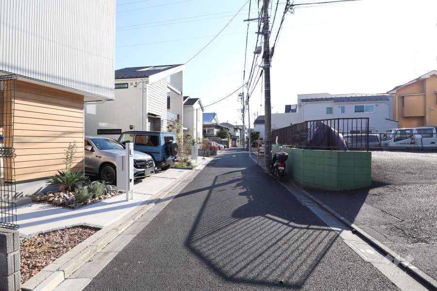 敷地北側の前面道路（西側から）