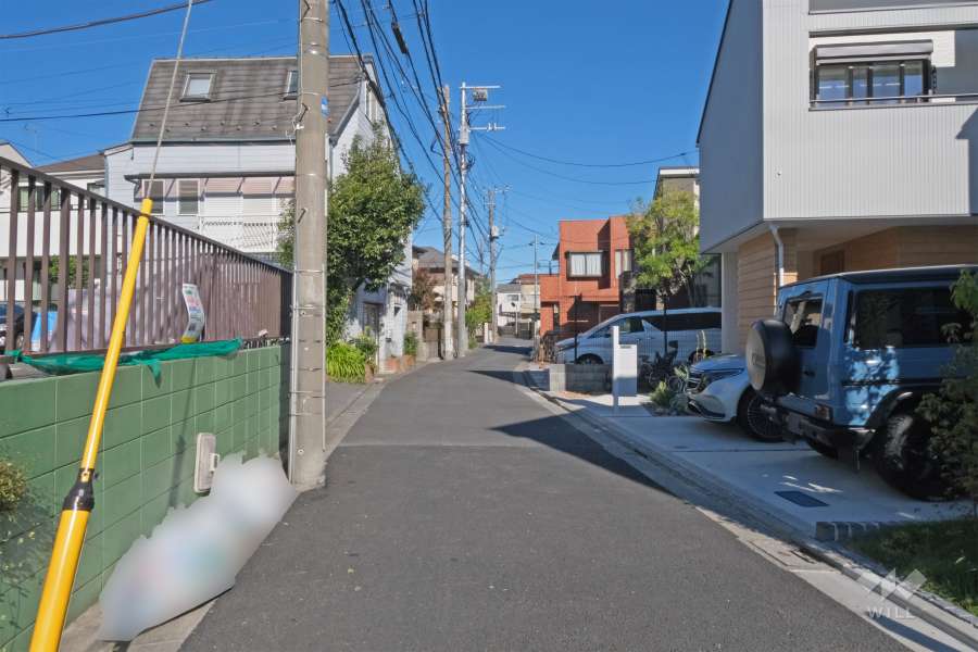 敷地の東側前面道路（南側から）