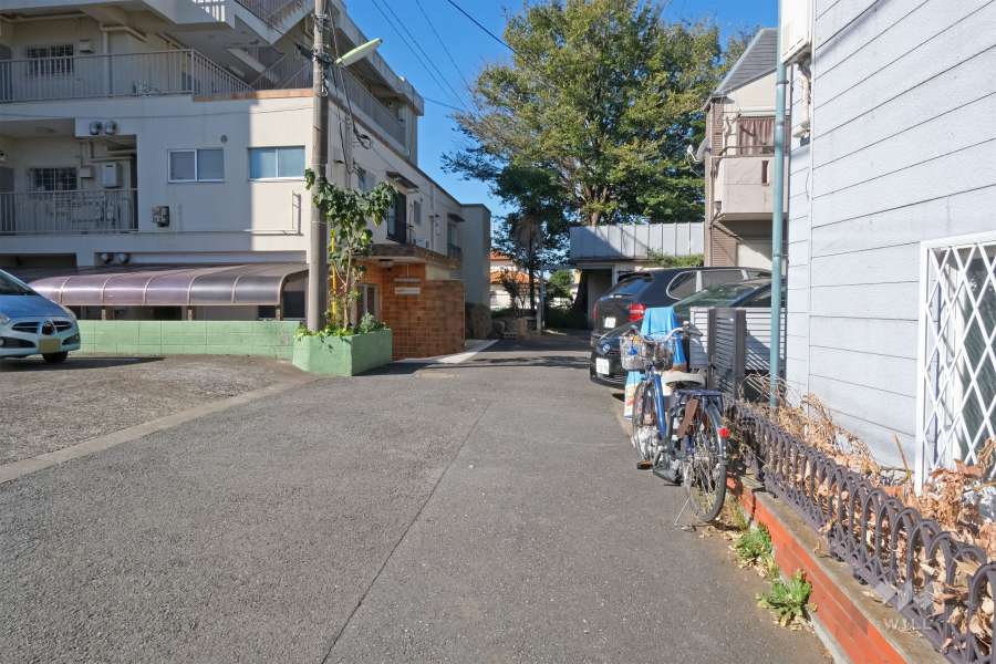 敷地の北側前面道路（東側から）