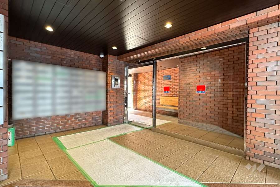 エントランスはオートロック付きです。
