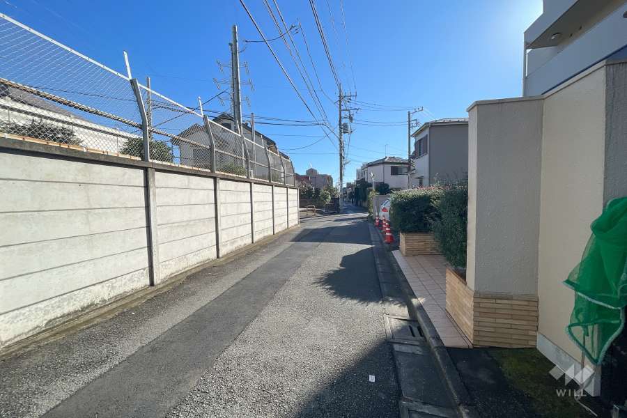 敷地北側の前面道路