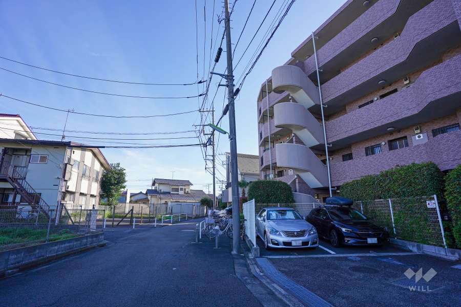 敷地東側の前面道路（北側から）