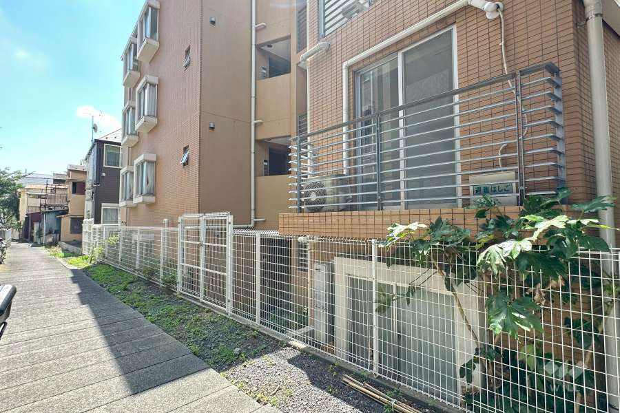 敷地東側の前面道路（北側から）