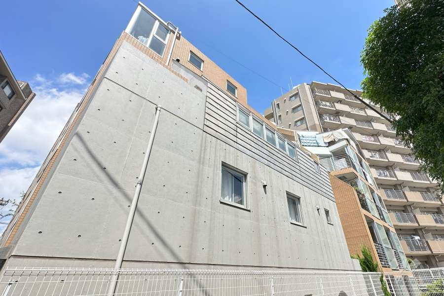 トゥールロワイヤルエルモア上北沢の外観（南側から）