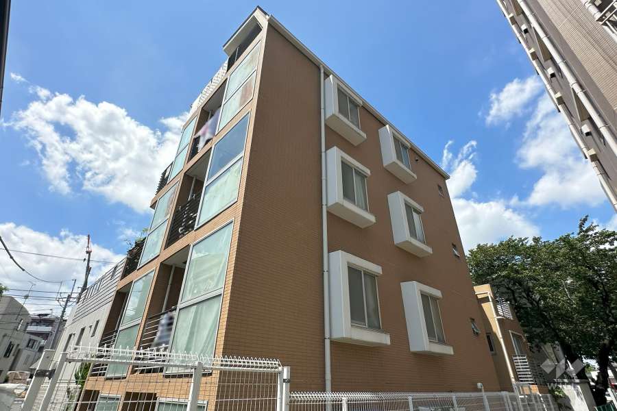 トゥールロワイヤルエルモア上北沢の外観（東側から）