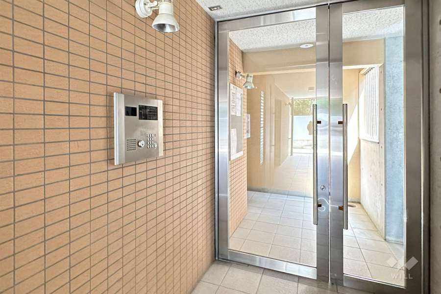 エントランスはオートロック付きです。