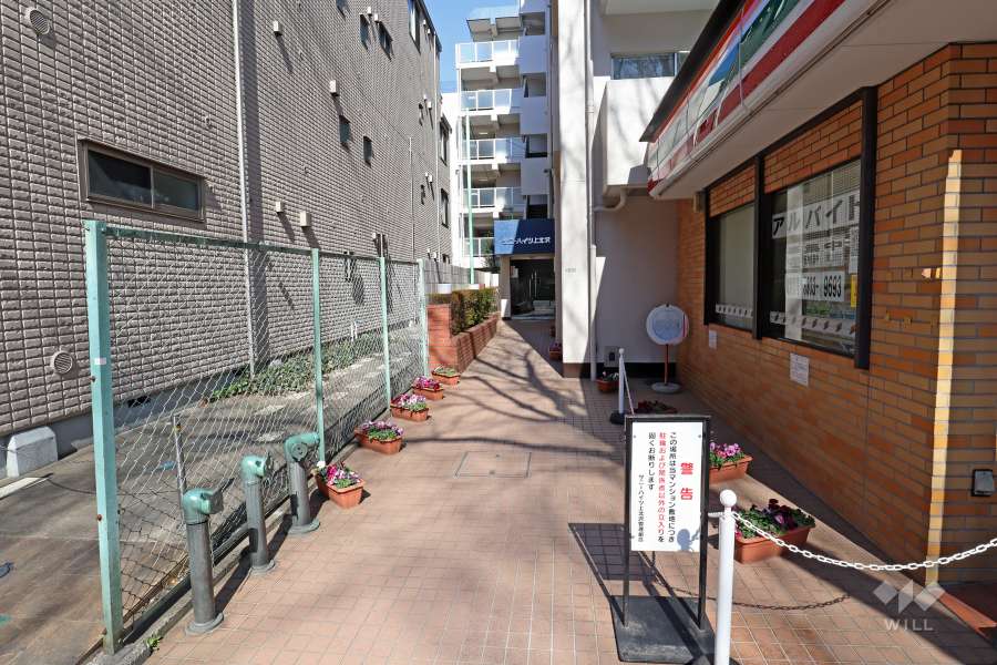 エントランスはオートロック付きです。