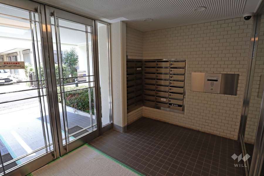 エントランスはオートロック付きです。