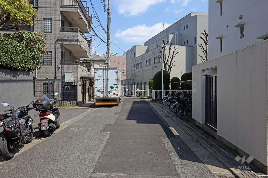 敷地北側の前面道路（西側から）
