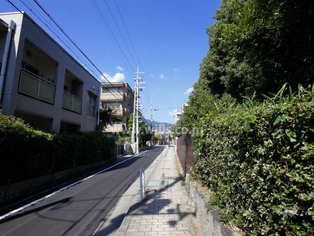 敷地東側の前面道路。敷地の南東方向に親王塚があります。