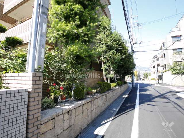 敷地の周囲には植栽スペースが設けられています。