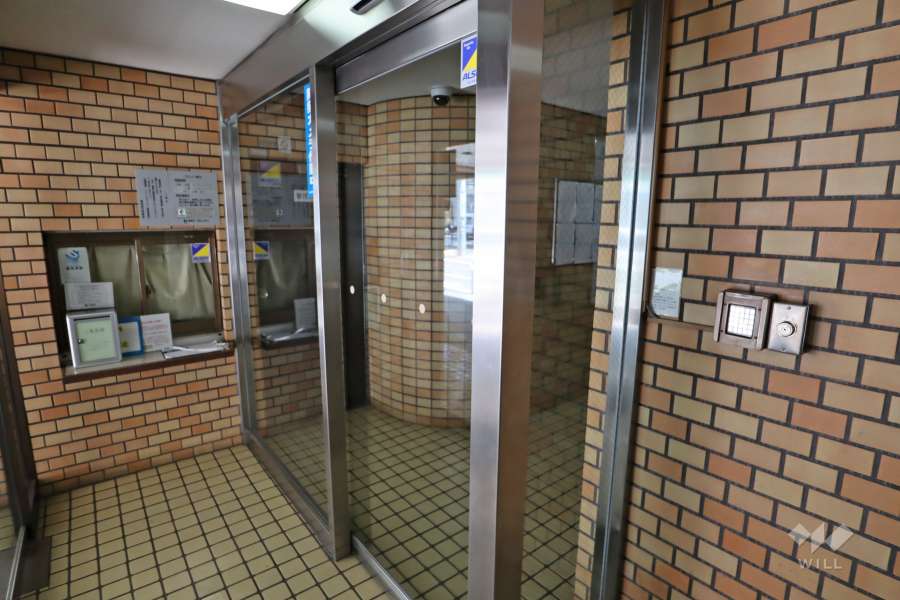 エントランスはオートロック付きです。